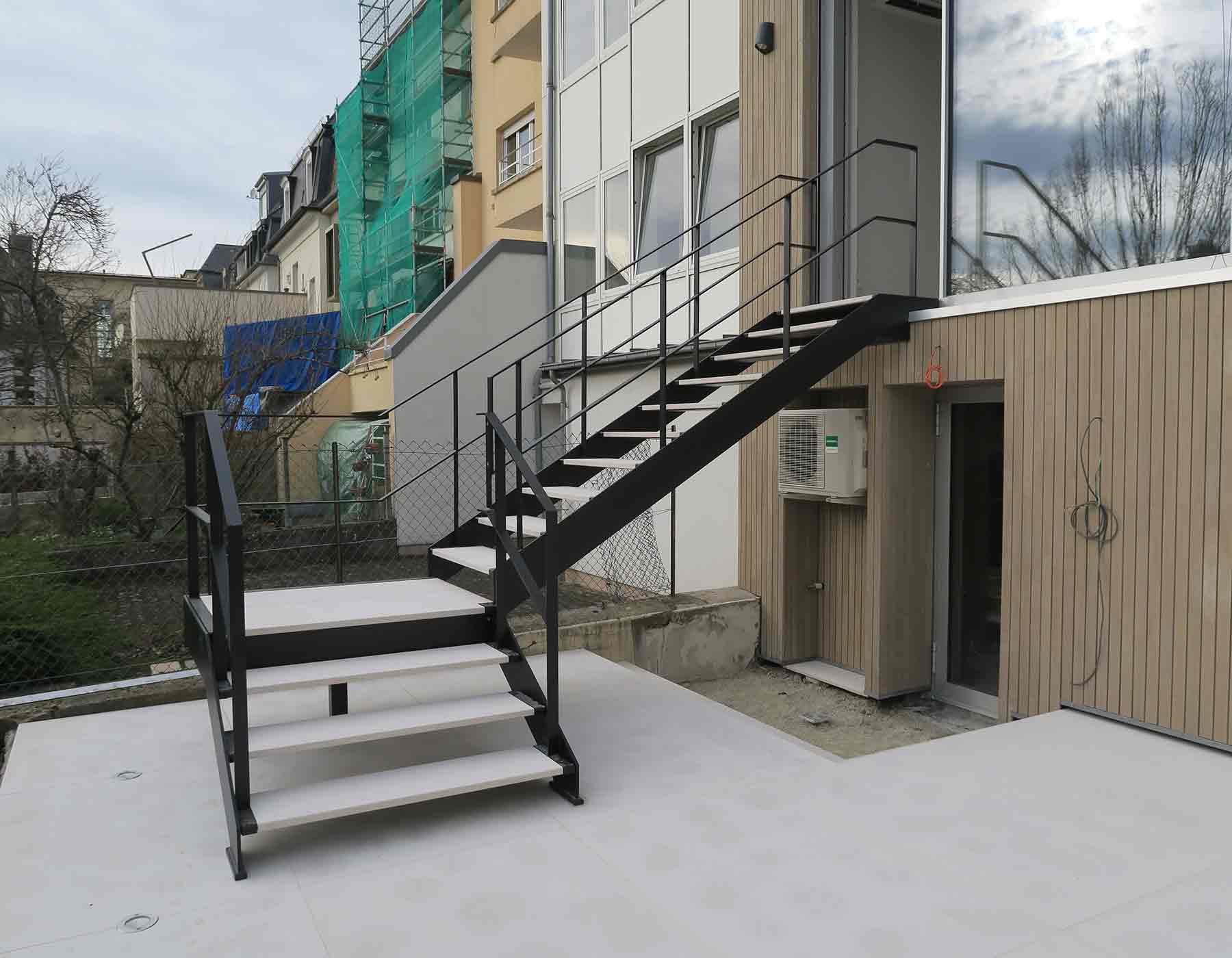 ESCALIER-ACIER—MARBRE