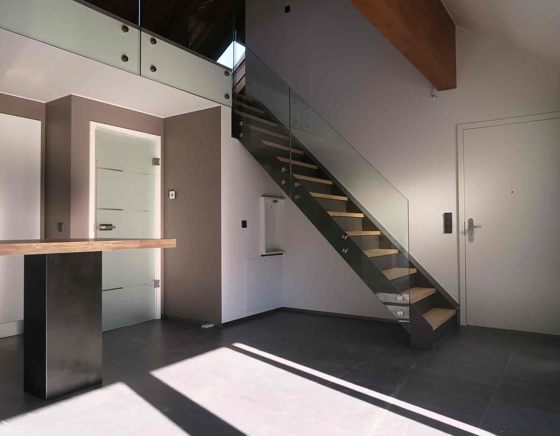 ESCALIER-AVEC-BOIS+GC-VERRE-POINT-INOX